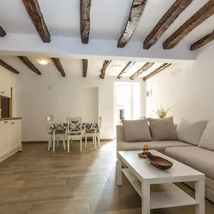 Nena- Sa Posebnim Ulazom U Prizemlju, Terasom I Zelenom Okucnicom Appartamento